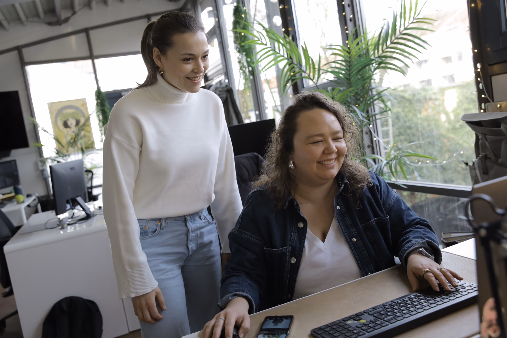Fokus-Arbeit am Multi-Screen — Daten, Dashboards, Drittmonitor Suchhelden Mitarbeiter konzentriert am Multi-Screen-Setup mit Code und Daten-Dashboards