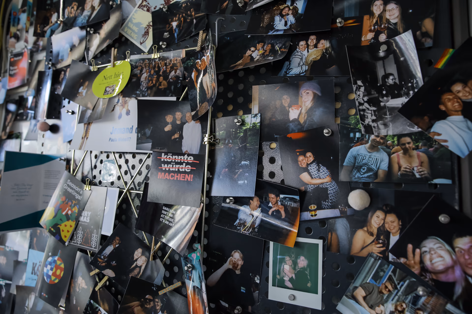Erinnerungen — Polaroidwand mit Eventfotos, Reisen und Sommerfest-Momenten Polaroid-Wand mit Foto-Erinnerungen aus Suchhelden-Events, Reisen und Sommerfesten