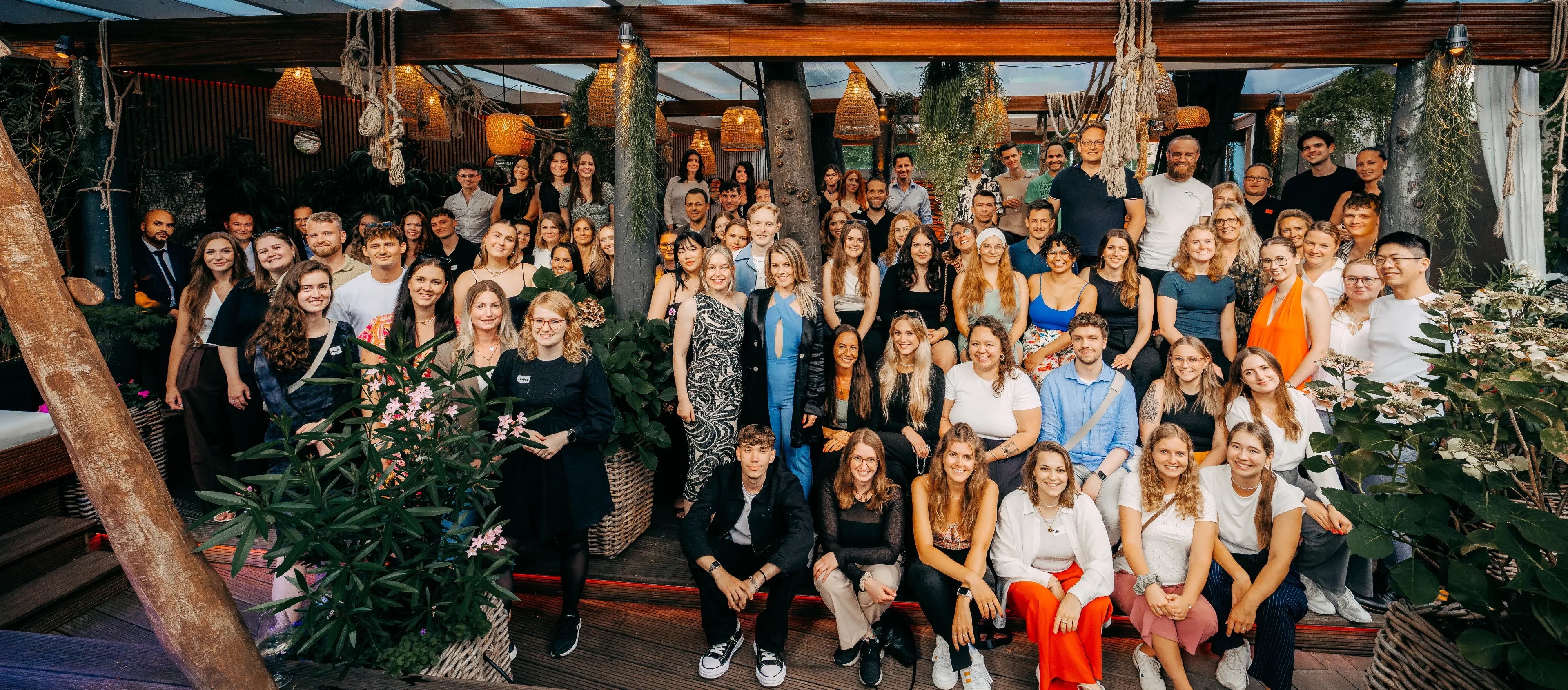 Suchhelden Teamfoto beim Sommerfest 2025 — rund 100 Köpfe in einer Pergola