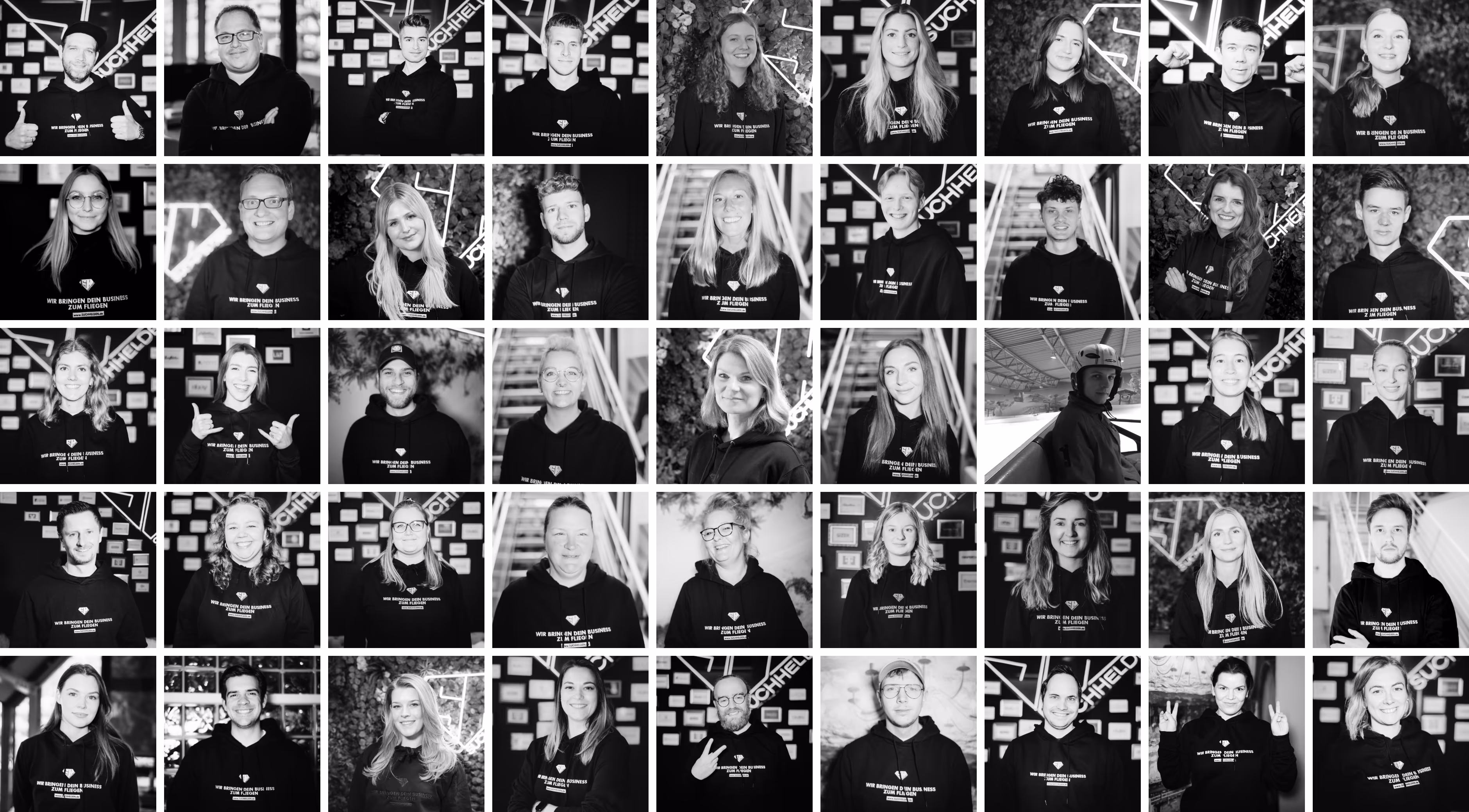 Das Suchhelden-Team — 50 Kolleg:innen in einer Schwarz-Weiß-Collage, gemeinsam an einem Standort in Osnabrück.