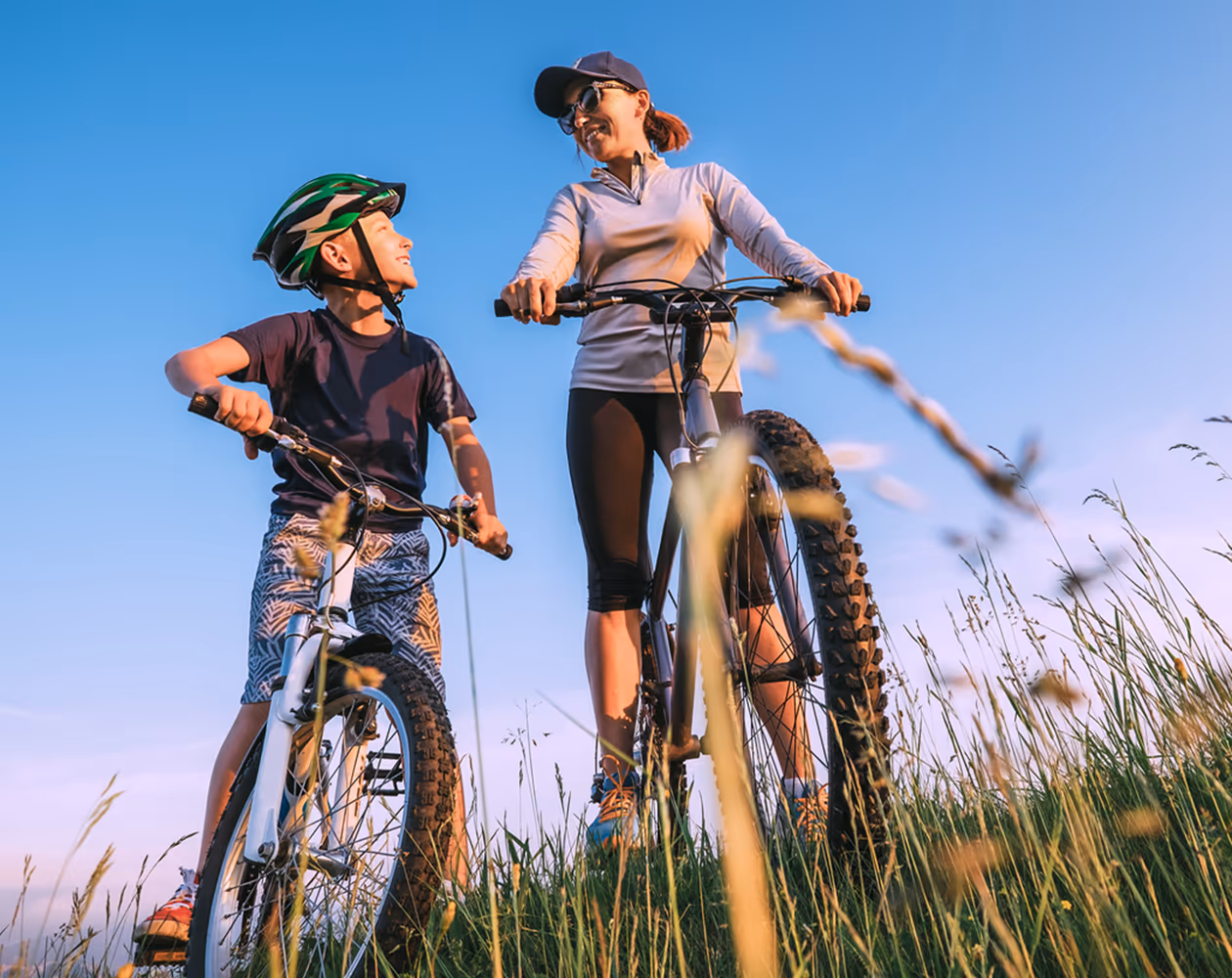 Mutter und Sohn, startbereit für eine Fahrradtour — Sinnbild für die breite Zielgruppe der Händler