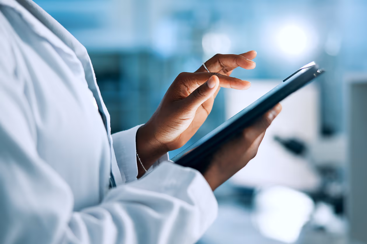 Person mit Tablet in Labor — Fraunhofer-Forschungsumgebung