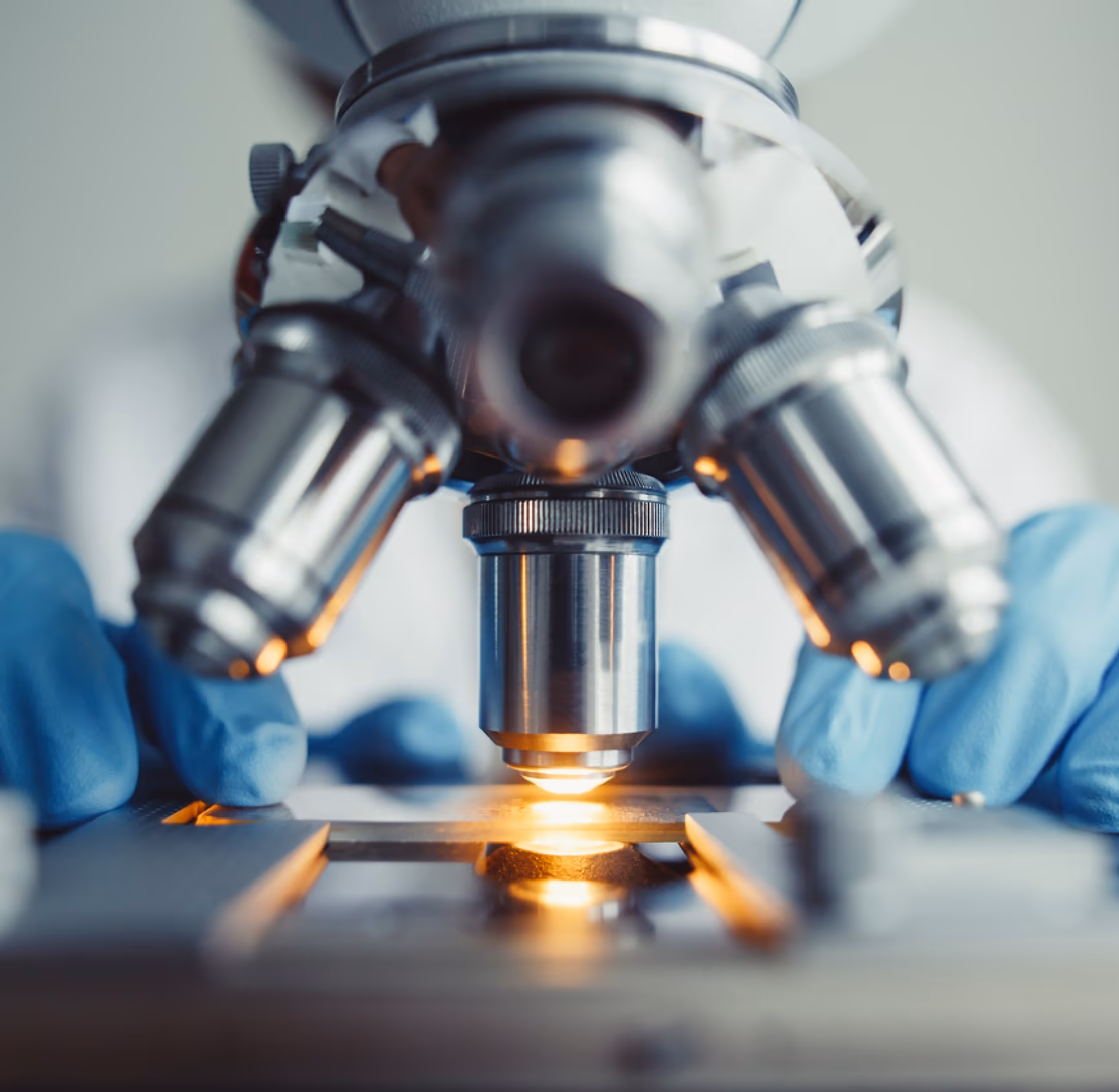 Nahaufnahme wissenschaftlicher Optik-Instrumente im Labor von Fraunhofer