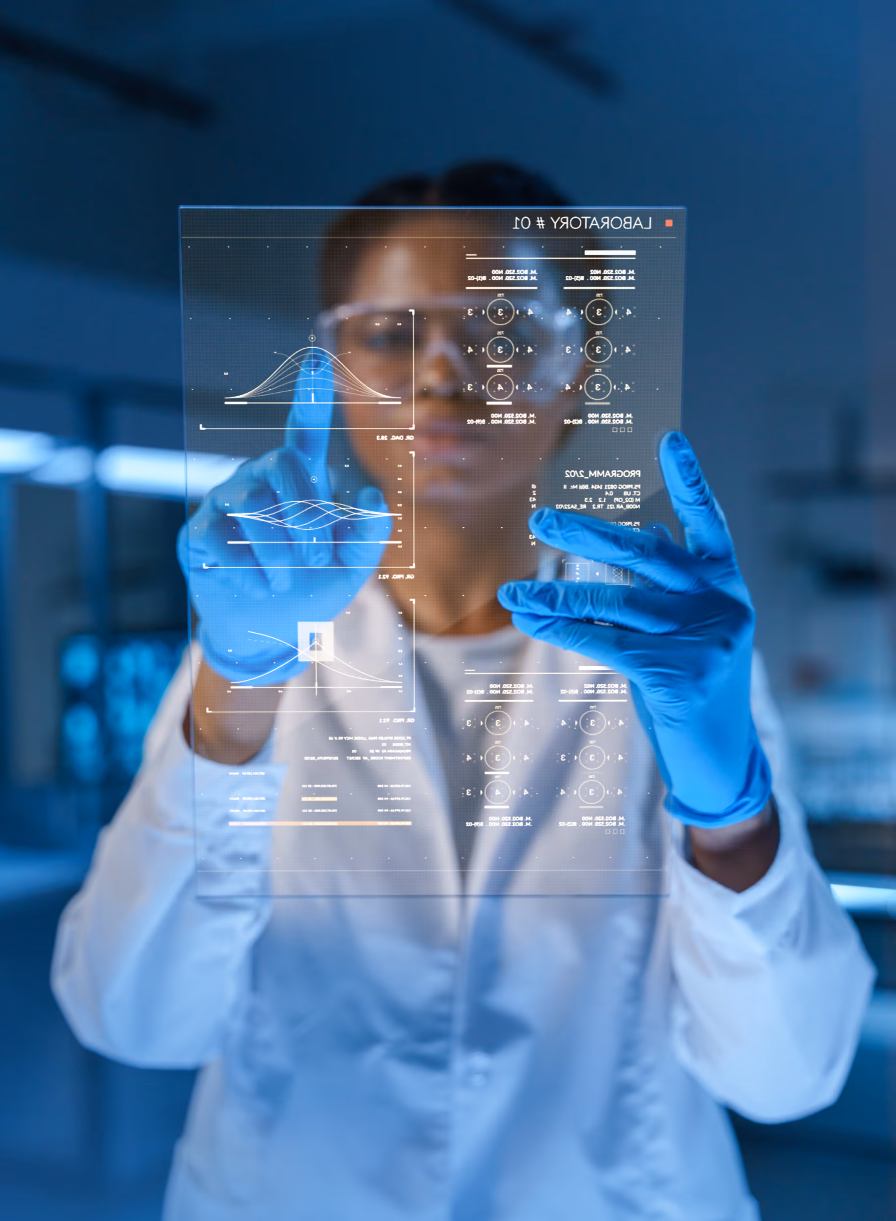 Junge Medizinerin in Laborkittel und Schutzhandschuhen arbeitet mit einem HUD-Bildschirm in einem futuristischen Labor