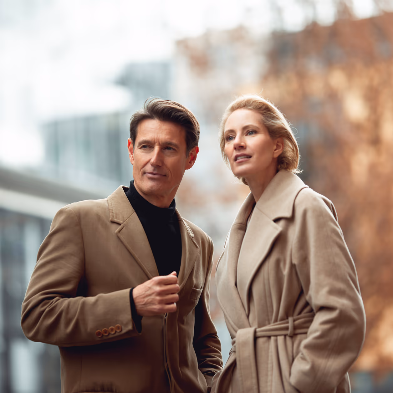 Modisch gekleidetes Paar in der Stadt — Mantel-Looks