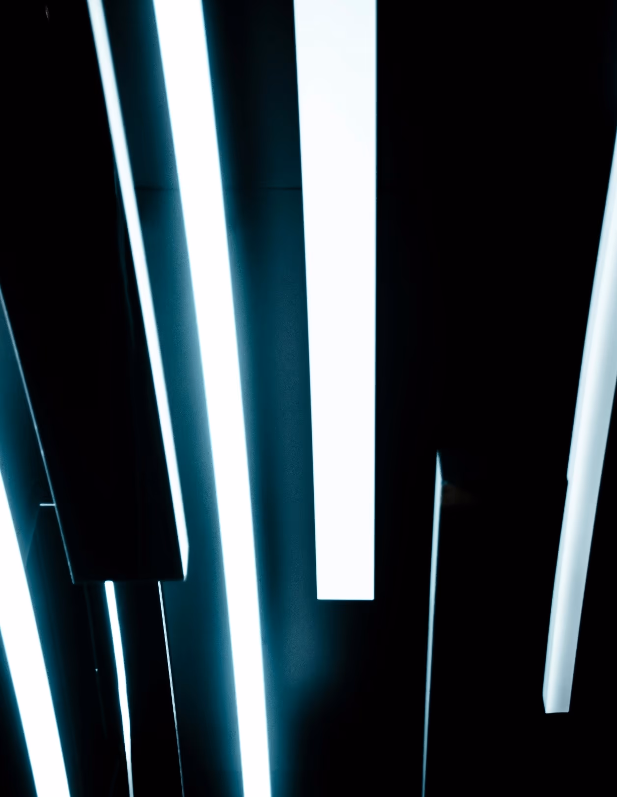 Stahlpaneele mit Neonlichtern — visuelle Andeutung der Server-Hardware von manitu