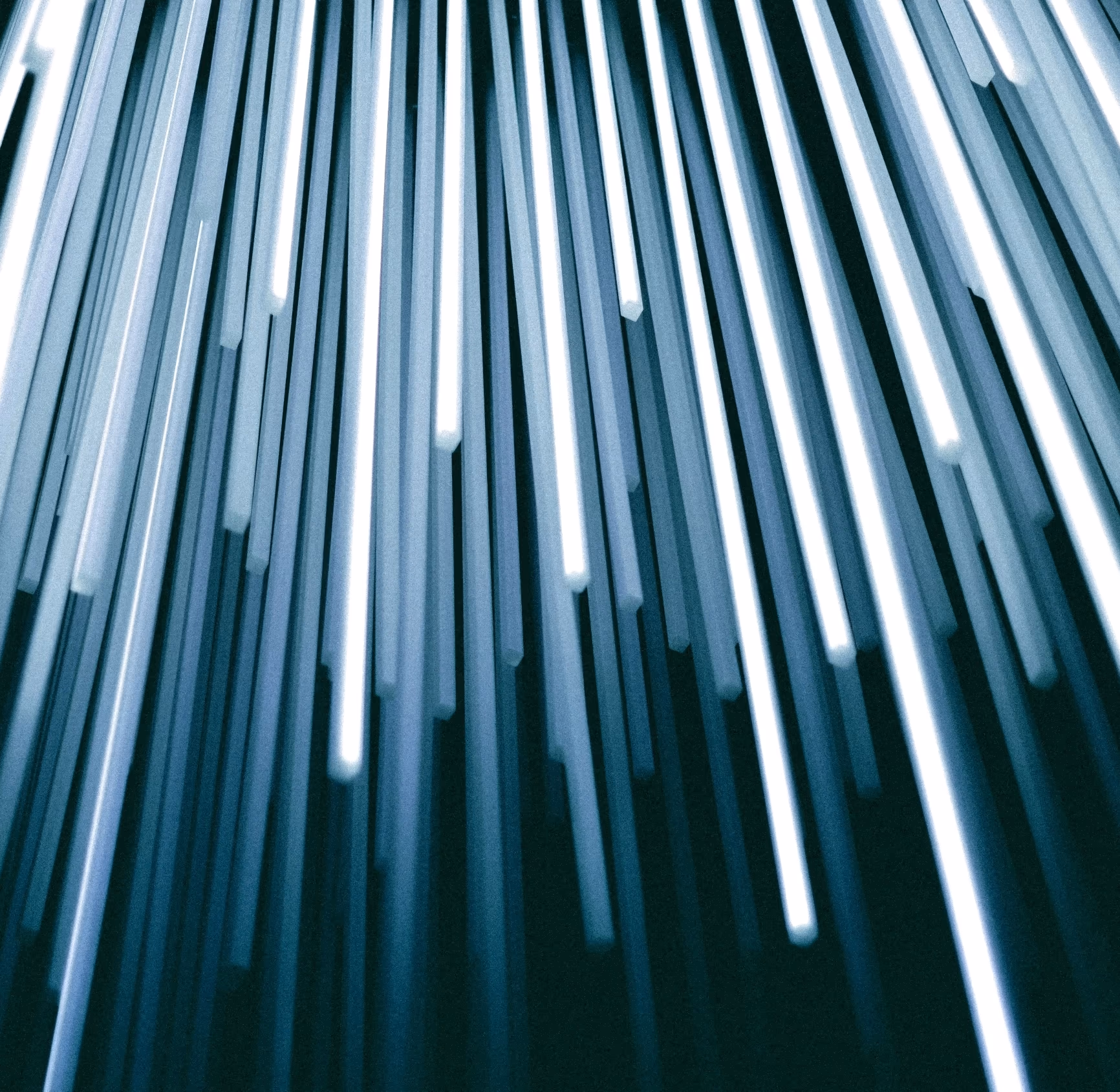 Abstraktes Muster paralleler metallischer Streben — Hero-Visual manitu Webhosting