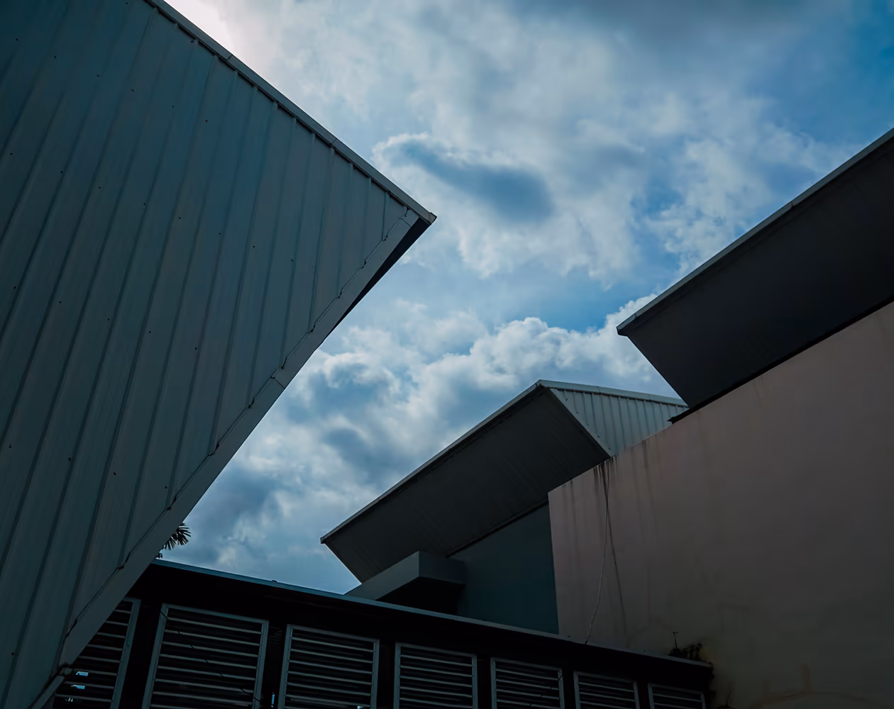 Reihe moderner Gebäude unter wolkigem Himmel — Sinnbild für das ausgebaute Reichweitenpotenzial nach dem Relaunch